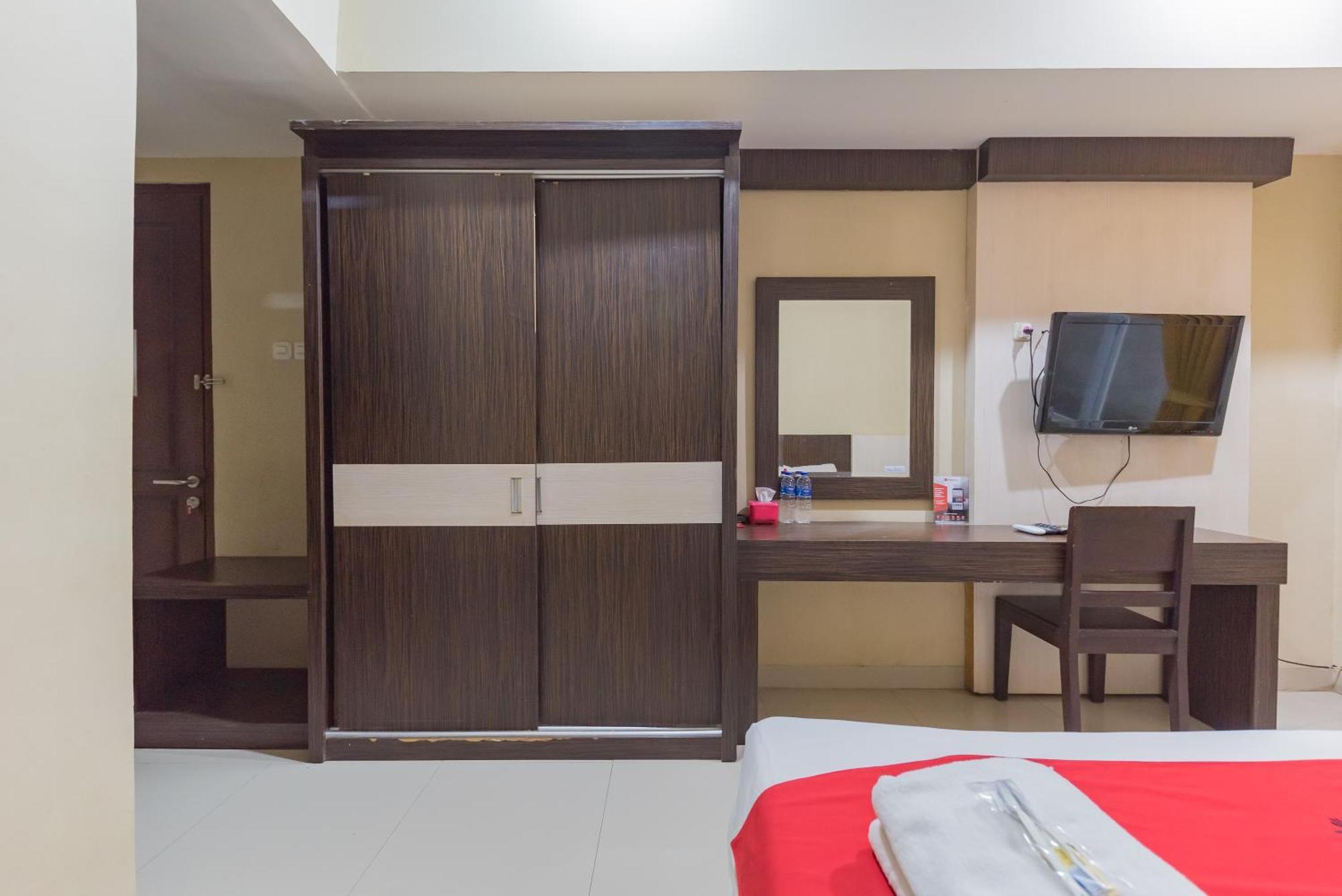 Reddoorz At La Mega Near Pasar Pagi Cirebon Hotel Eksteriør billede